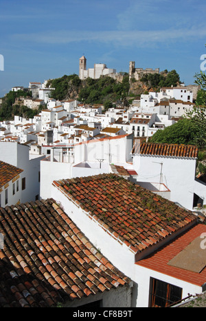 Vue de la ville et de l'église, Pueblo Blanco, Casares, Costa del Sol, la province de Malaga, Andalousie, Espagne, Europe de l'Ouest. Banque D'Images