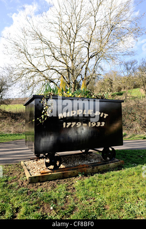 Fosse au milieu de la mine de charbon, camion rail chariot, qui est maintenant utilisé un semoir commémorative dans le Somerset, Radstock. Banque D'Images