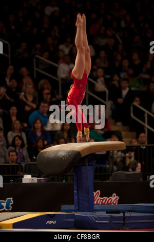 Victoria Moors (CAN) participe à l'événement au vault 2012 American Cup La gymnastique Banque D'Images