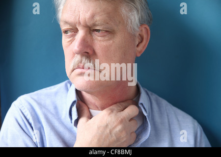 Man avec irritation de la gorge ou du cou Banque D'Images