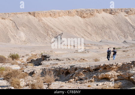 Israël, l'Arava deux randonneurs dans un paysage désertique Banque D'Images