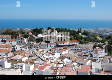 Vue sur la ville avec l'Eglise de l'Immaculée Conception et les arènes avec la mer à l'arrière, Mijas, Province de Malaga, Espagne. Banque D'Images