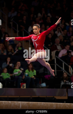 Victoria Moors (CAN) participe à la poutre à l'événement 2012 American Cup La gymnastique Banque D'Images