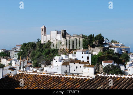 Vue sur la ville et la campagne environnante, Pueblo Blanco, Casares, Costa del Sol, la province de Malaga, Andalousie, Espagne, Europe. Banque D'Images