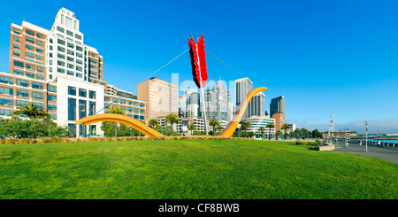 Cupid's Span Sculpture dans le parc Rincon, Embarcadero, San Francisco, Californie, États-Unis d'Amérique Banque D'Images