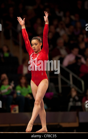 Victoria Moors (CAN) participe à la poutre à l'événement 2012 American Cup La gymnastique Banque D'Images