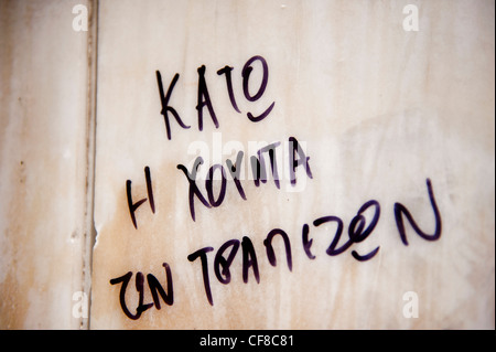 Le graffiti à Athènes, Grèce écrit : vers le bas avec la junte des banquiers Banque D'Images