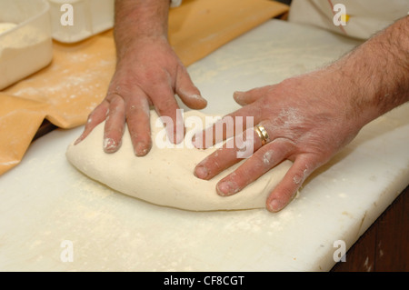 Préparation du mélange de farine à pain boulanger qui pétrit mains baker produit typique de Sarconi village au sud de l'Italie Région Basilicate Banque D'Images