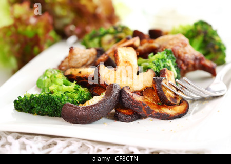 La viande de porc rôti avec des champignons shiitake et brocoli Banque D'Images