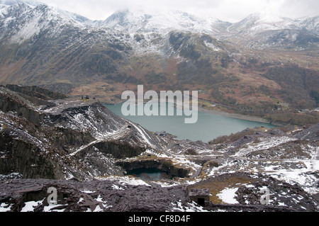 Bâtiments désaffectés et des déchets sur ardoise à Llyn Peris dans à Dinorwig quarry à Llanberis North Wales Banque D'Images