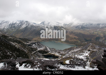 Bâtiments désaffectés et des déchets sur ardoise à Llyn Peris dans à Dinorwig quarry à Llanberis North Wales Banque D'Images