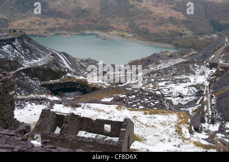 Bâtiments désaffectés et des déchets sur ardoise à Llyn Peris dans à Dinorwig quarry à Llanberis North Wales Banque D'Images