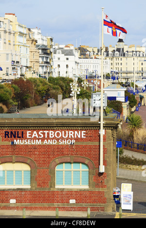 La RNLI Lifeboat museum et boutique en front de mer d'Eastbourne, East Sussex, Angleterre Banque D'Images