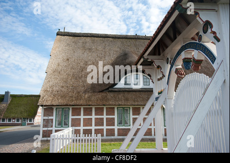 À Jork, le musée de l'Altes Land' 'affiche le riche patrimoine de la région dans une ferme traditionnelle chambre avec porte d'entrée blanche Banque D'Images