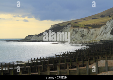 Vue sur la plage d'Eastbourne vers les falaises de Beachy Head, un célèbre spot de suicide dans l'East Sussex, Angleterre. Banque D'Images