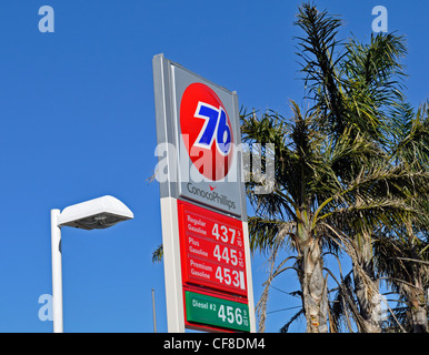 Mars 2012, Conoco Phillips 76 station essence prix par gallon signer en Californie Banque D'Images