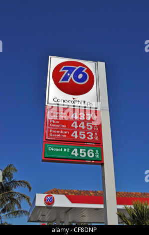 Mars 2012, Conoco Phillips 76 station essence prix par gallon signer en Californie Banque D'Images