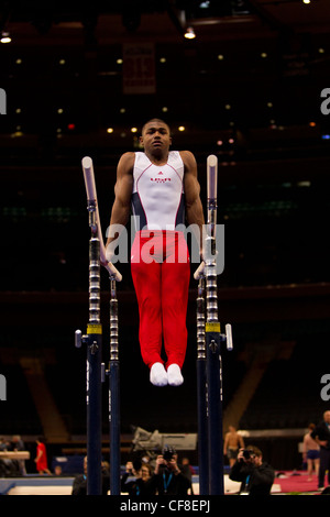 John Orozco (USA) pour la formation 2012 American Cup compétition de gymnastique au Madison Square Garden, New York. Banque D'Images