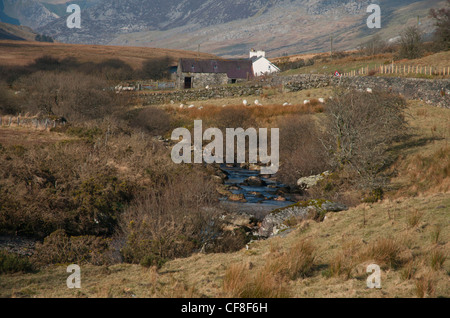 Afon Llugwy près de Capel Curig par A5 road Ogwen Snowdonia col Banque D'Images