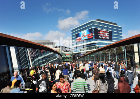 Les foules au centre commercial Westfield Stratford City Banque D'Images