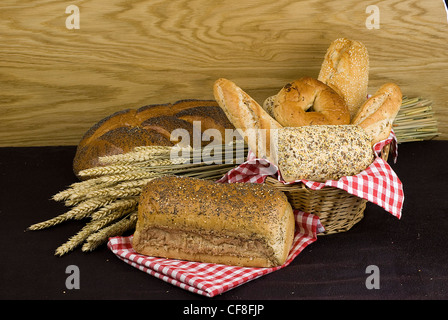 Variété de pain dans des corbeilles Banque D'Images
