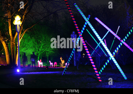 La lumière d'installations artistiques dans le parc Gruga, à Essen en Allemagne. Festival de la lumière en hiver, illumine le parc aux sculptures lumineuses. Banque D'Images