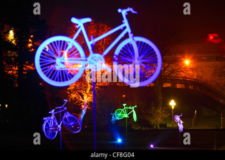 La lumière d'installations artistiques dans le parc Gruga, à Essen en Allemagne. Festival de la lumière en hiver, illumine le parc aux sculptures lumineuses. Banque D'Images