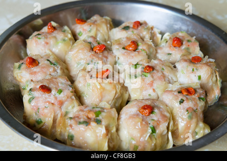 Shu Mai et de porc à la vapeur boulettes de crevettes closeup Banque D'Images