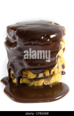 Une photo d'un seul tas de cookies au chocolat avec du chocolat fondu sur Banque D'Images