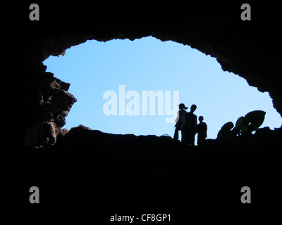 Silhouette of family à l'entrée de la Cueva de los Verdes, Lanzarote Banque D'Images