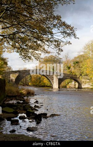 Le vieux pont du 16ème siècle un pont en pierre traversant la rivière Wharfe à Bradford West Yorkshire. Banque D'Images