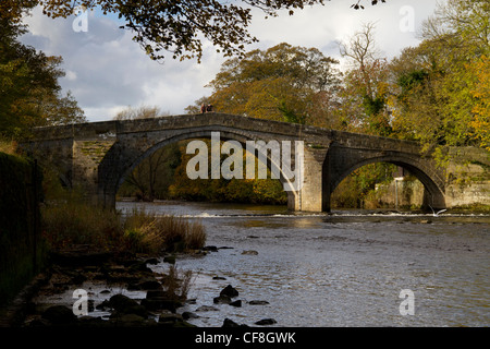 Le vieux pont du 16ème siècle un pont en pierre traversant la rivière Wharfe à Bradford West Yorkshire. Banque D'Images