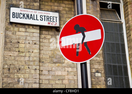 Aucun signe d'entrée en mauvais état à ressembler à une partie de celui-ci est volé. Le signe est dans le West End de Londres, Angleterre. Banque D'Images