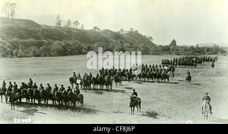 Un escadron du 9e de Cavalerie US se dresse sur les chevaux en formation à Fort Robinson, Nebraska en 1889 pendant les guerres indiennes, noir Banque D'Images