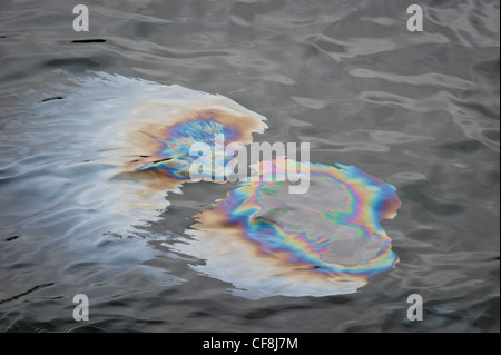 Libéré de l'huile l'épave du cuirassé Arizona forme un motif sur la Perle des eaux du port. Le navire a été coulé le 7 décembre 1941. Banque D'Images