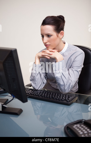 Businesswoman fixant son écran d'ordinateur Banque D'Images