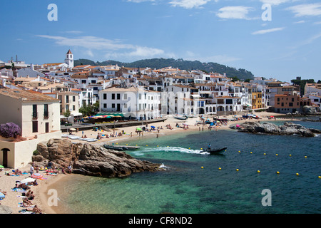 L'Espagne, l'Europe, province de Gérone, Costa Brava, Calella de Palafrugell, plage, bleu, eau, mer, Voyage, tourisme, bateaux, colorées, Banque D'Images