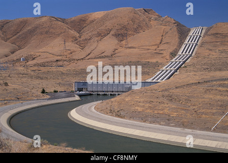 Aqueduc, pipeline, canal, l'eau, du désert, aride, tuyaux, California Water Project, Central Valley, Californie, USA, United States, Banque D'Images