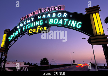 En néon, pier entrée privée, crépuscule, la jetée de Santa Monica, Los Angeles, Californie, USA, United States, Amérique, Banque D'Images