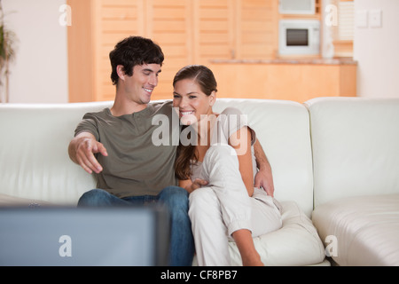 Couple sur le canapé d'un film ensemble Banque D'Images