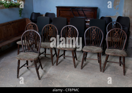 Chaises dans l'église saint Denys, Little Compton, Warwickshire, England, UK Banque D'Images