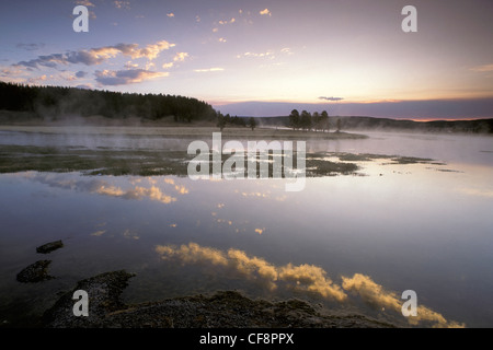 Yellowstone River, Hayden Valley, le Parc National de Yellowstone, Wyoming, United States, USA, Amérique, vapeur, eau, nuage, reflecti Banque D'Images