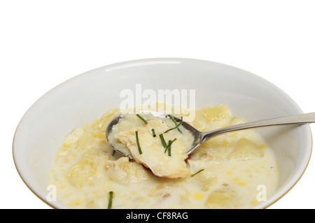 Gros plan du poisson et soupe de pommes de terre, Cullen Skink, avec une cuillère dans un bol Banque D'Images