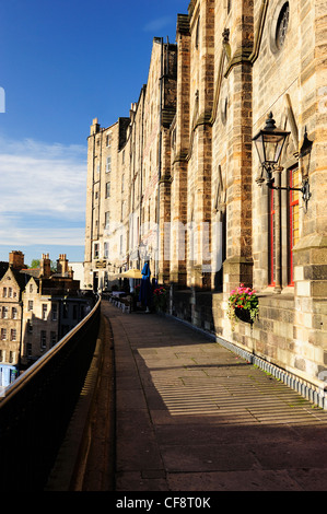 Terrasse au-dessus de Victoria Street dans la vieille ville, à Edimbourg en Ecosse Banque D'Images