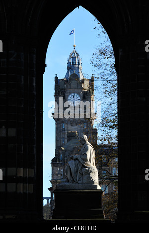 Statue de Sir Walter Scott avec Balmoral Tour de l'horloge en arrière-plan, Scott Monument, Princes Street Gardens, Édimbourg, Écosse Banque D'Images