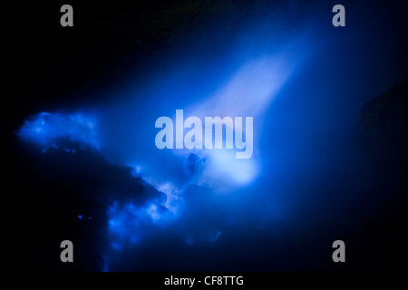 Ijen soufre brûlant, le soufre, l'Indonésie, l'Asie, Java, volcan, volcanisme, géologie, cratère, soufre, soufre, bleu, flammes, nuit Banque D'Images