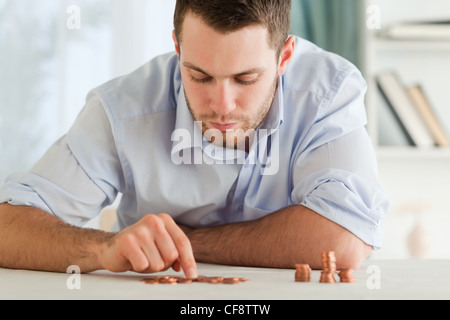 Businessman compter sa petit changement Banque D'Images