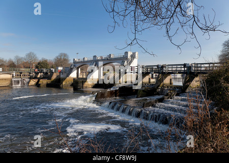 Teddington lock et weir sur la Tamise au début du printemps. Banque D'Images