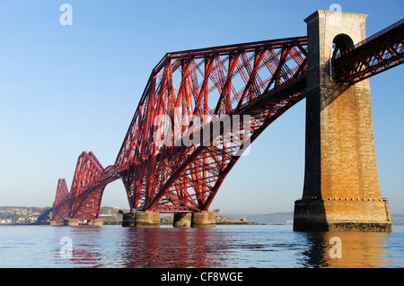 Forth Railway Bridge à travers Forth de South Queensferry, Ecosse, Royaume-Uni Banque D'Images