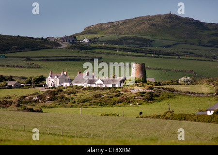 La ruine d'un moulin se distingue de l'avis de Swtan Porth Bay à l'Église. Banque D'Images